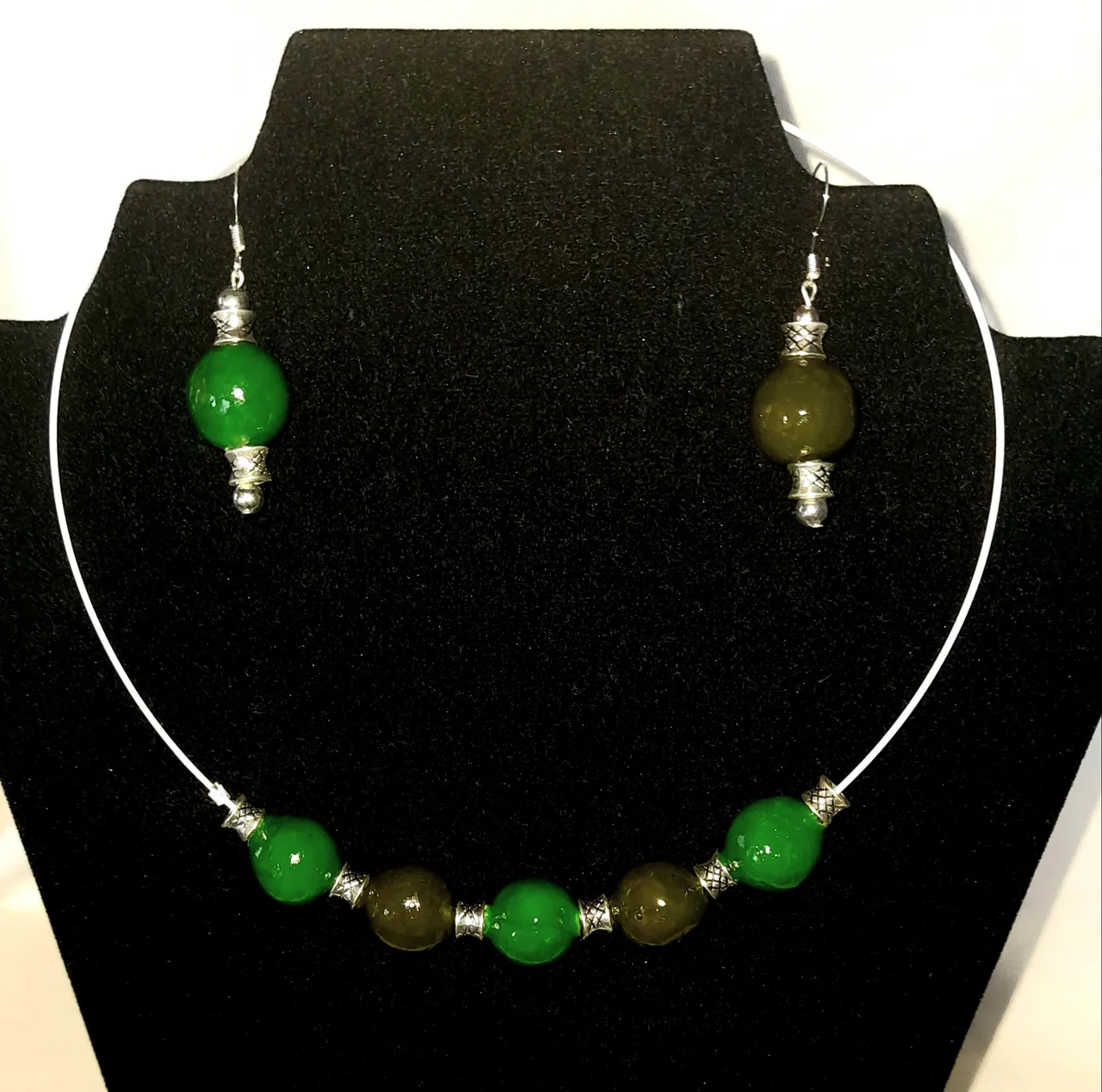 Parure de perles vertes sur collier rigide argenté