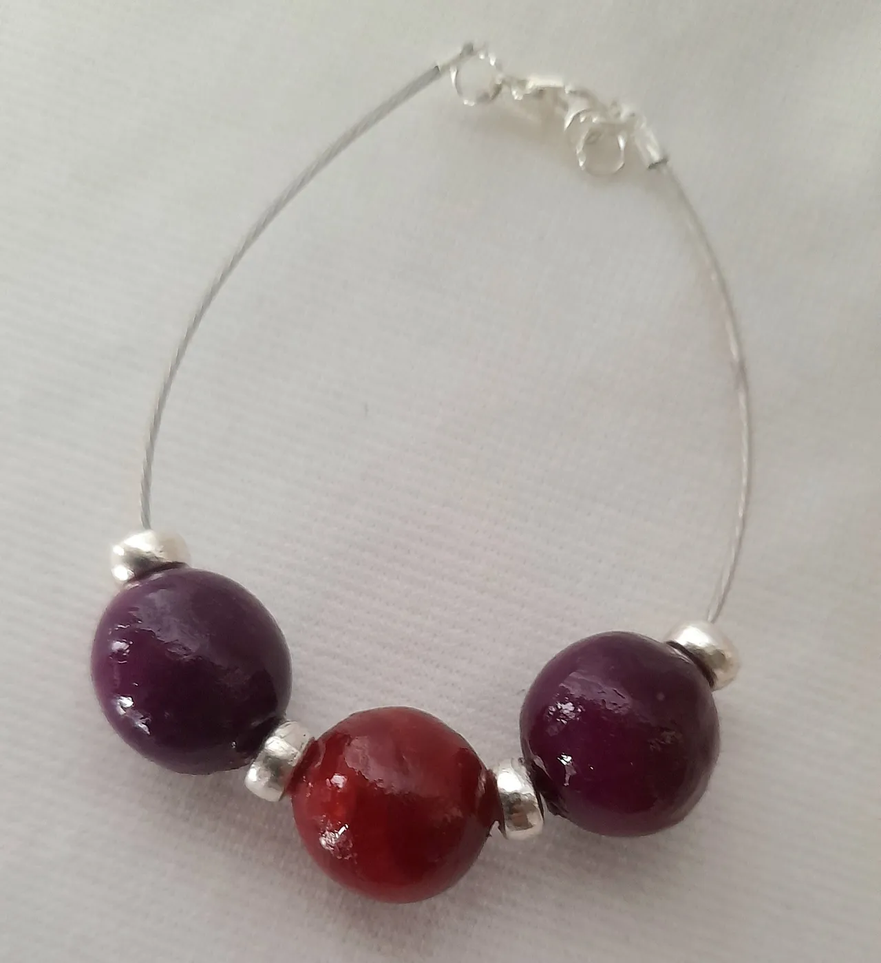 Bracelet de perles violettes et bordeaux