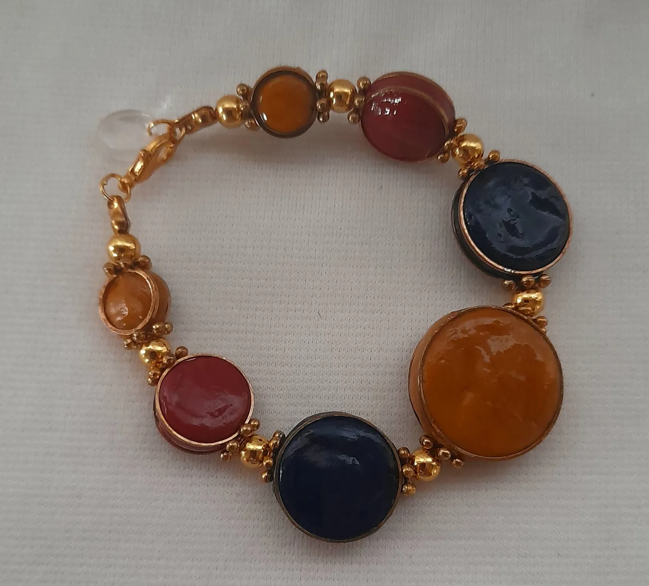 Bracelet doré aux perles ambre, bordeaux et bleu nuit