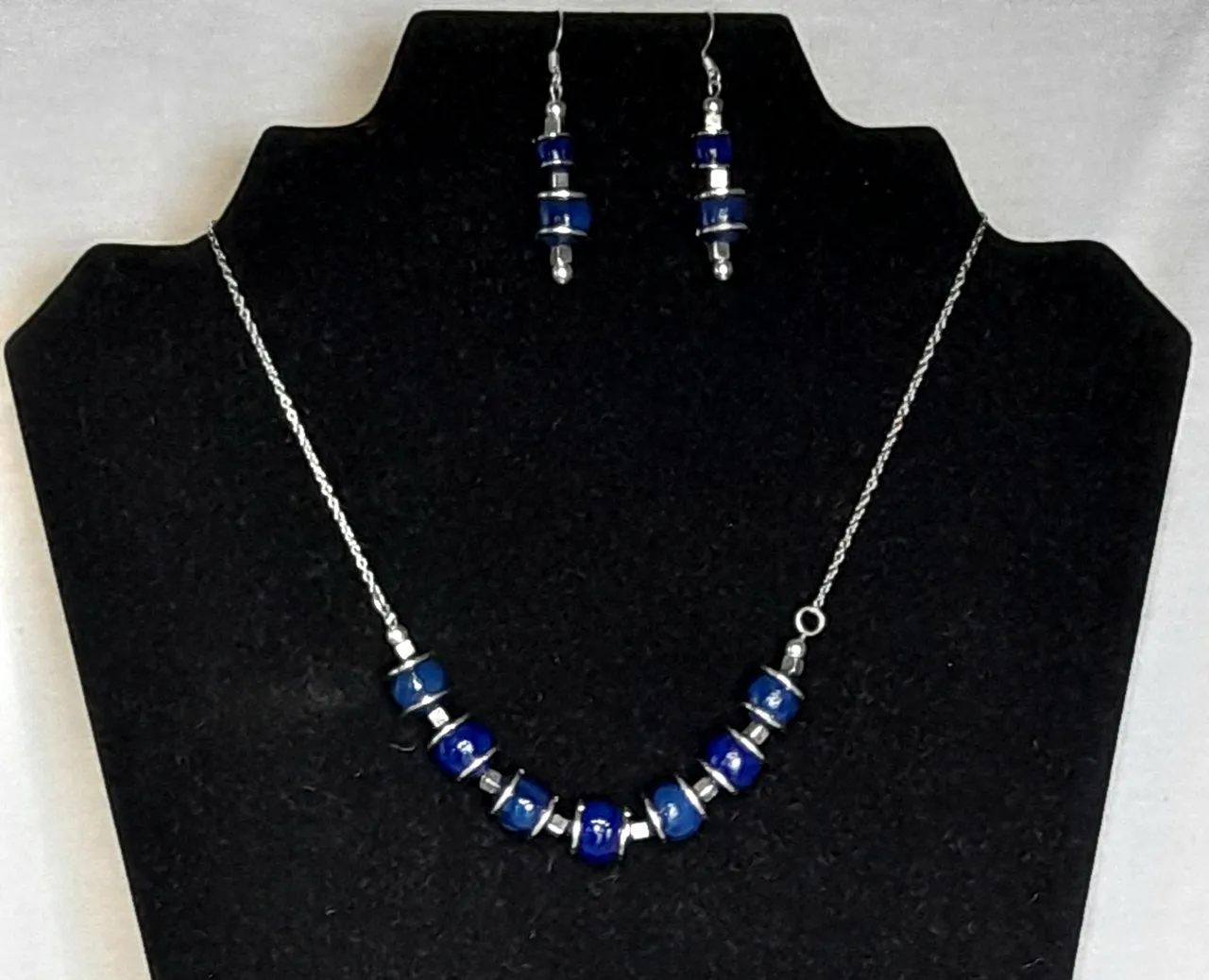 Parure Bleu nuit rythmée