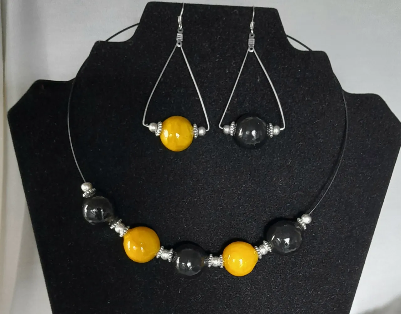Parure Jaune et gris sur jonc