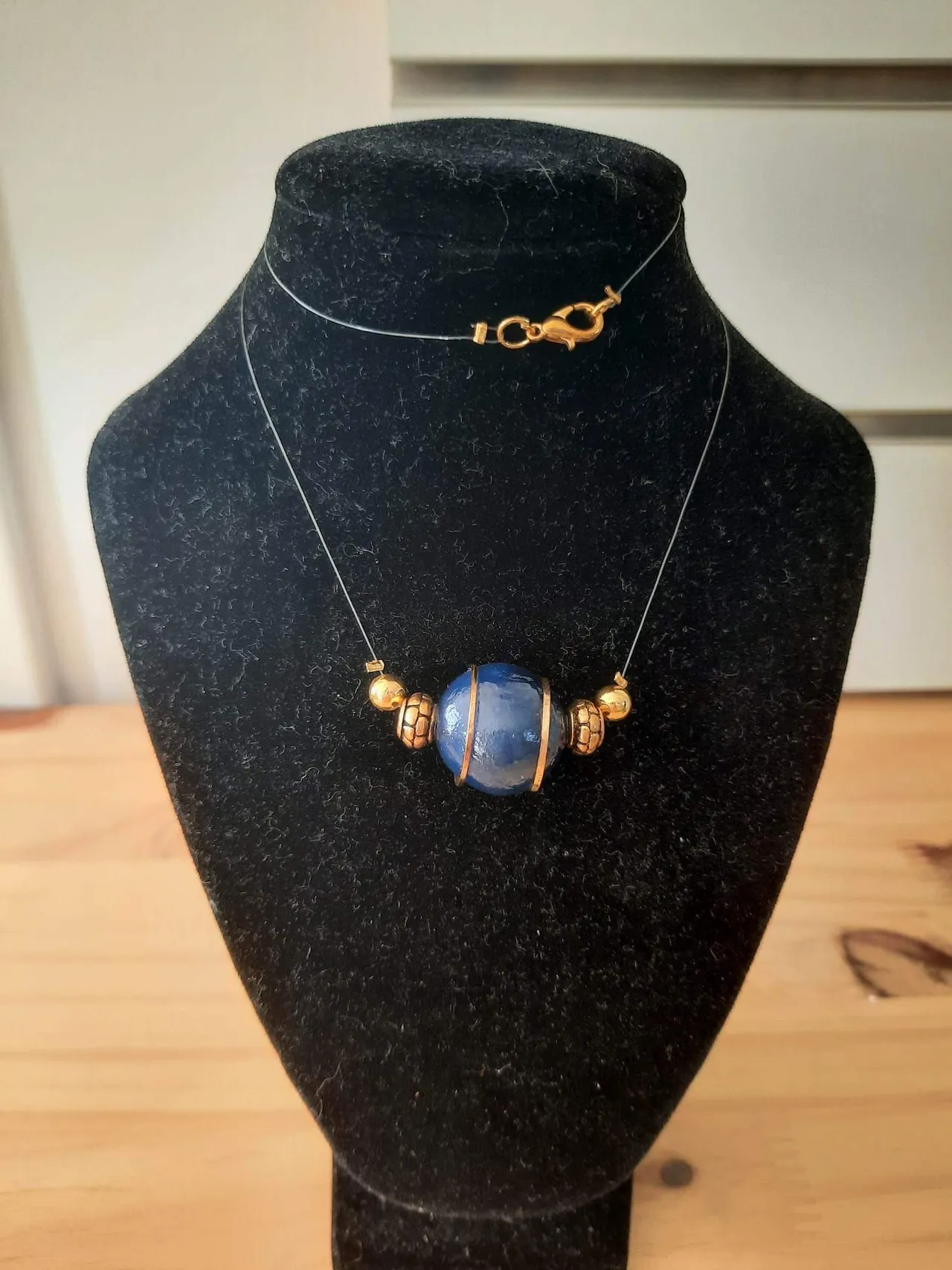 Collier Perle bleue rayée