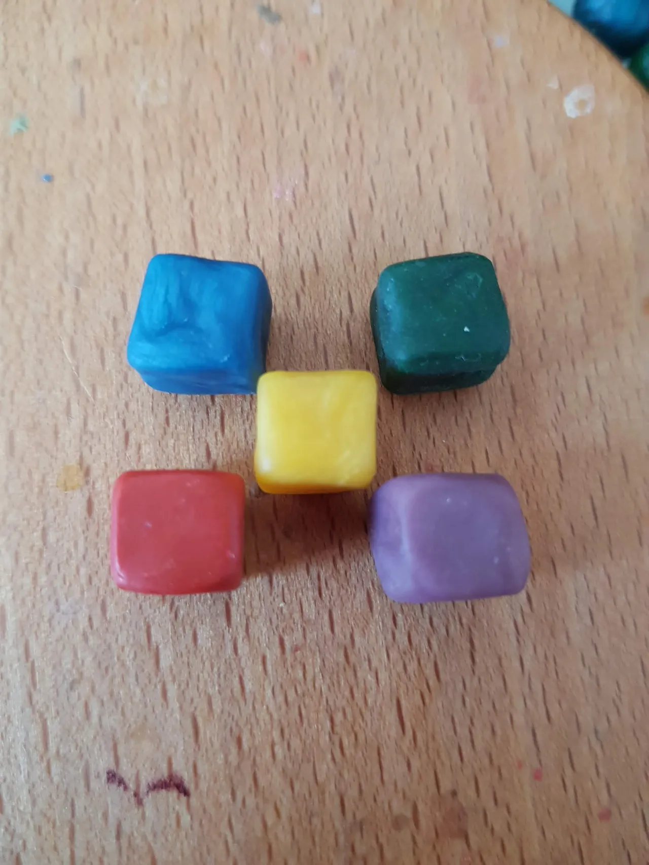 Perles cubiques de cire d'abeille colorée