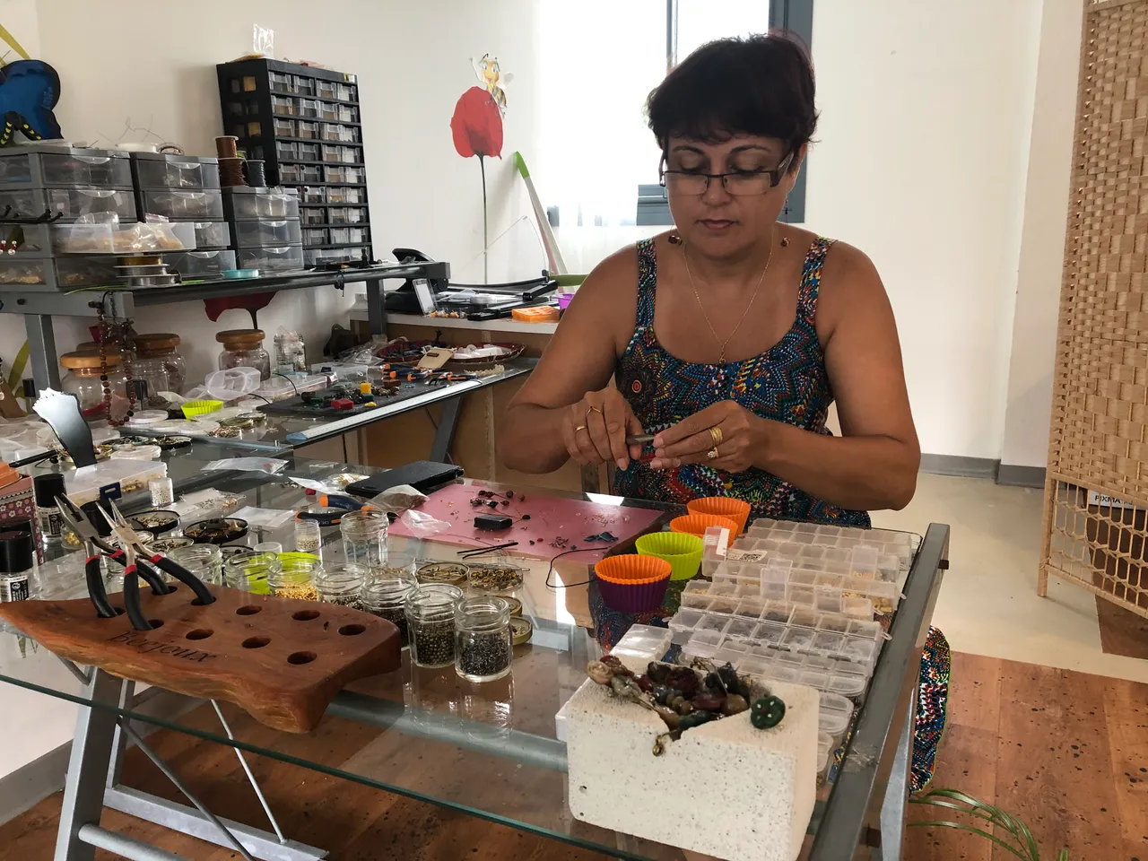 Guylaine Hoarau façonne des perles de cire d'abeille dans son atelier